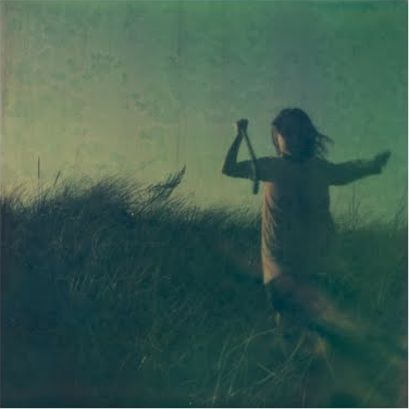 Enfant-qui-courre-prairie Enfant-qui-courre-prairie