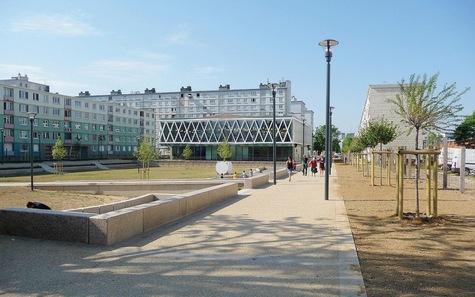 Not'bon maire fait feu de tous bois à Romainville ! La plaine centrale du quartier Marcel-Cachin, à Romainville (Seine-Saint-Denis) avec, au fond, la...