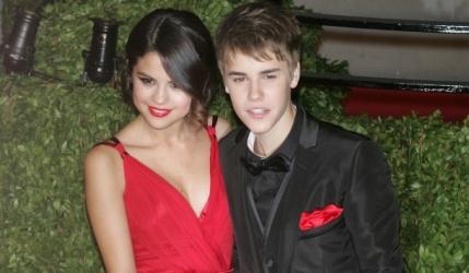 Vidéo – Justin bieber & Selena Gomez: le bisou !