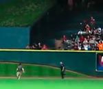 Un supporter fait irruption sur le terrain et sème la sécurité vidéo supporter baseball échappe