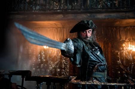 Pirates des Caraïbes : La Fontaine de Jouvence – Découvrez la featurette “Barbe Noire, Zombies et Sirènes”