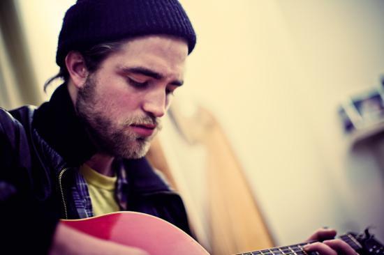 Robert Pattinson chante au Songs From a Room