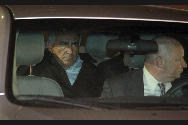 <b>Embarqué.</b> Après trente heures de garde à vue, Dominique Strauss-Kahn, vêtu d'un manteau noir, est sorti du commissariat en gardant les yeux fixés devant lui, le visage fatigué, sans aucun commentaire face à l’ensemble de la presse. Il est monté dans une voiture grise. Dominique Strauss-Kahn, qui plaide non coupable, comparaissait ce lundi devant un juge de Manhattan. 