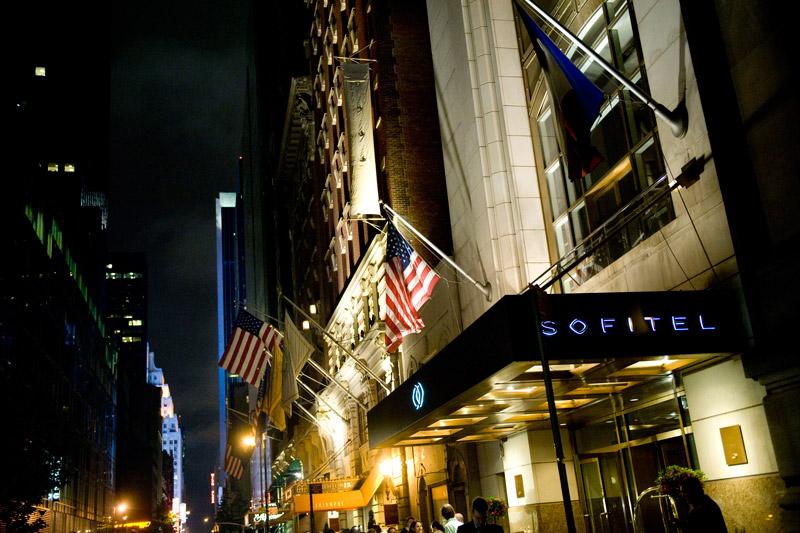 <b>L’affaire.</b> C’est dans la chambre 2806 de l'hôtel Sofitel New York, situé au 45 West 44th Street, à Manhattan, près de Times Square que se serait produite l’agression sexuelle. Samedi 14 mai vers 12h, une femme de ménage de 32 ans serait entrée dans la chambre de Dominique Strauss-Kahn, qu’elle croyait inoccupée, il serait alors sorti nu de la salle de bains et aurait tenté de l’agresser sexuellement. La jeune femme serait parvenue à s’échapper puis aurait prévenu des collègues qui ont appelé les secours. Le directeur du FMI a été arrêté quelques heures plus tard pour tentative de viol, agression sexuelle et séquestration.