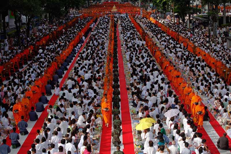 <b></div>Célébration</b>. Ils étaient des milliers de bouddhistes à s’être réunis, dimanche 8 mai, dans les rues de Bangkok, en Thaïlande, pour célébrer l’anniversaire de Bouddha (ou Vesak). Cette commémoration a lieu lors du jour de Poya, au mois de mai (jour de la pleine lune dans les pays d’Asie). 