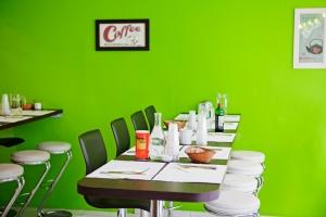 Table Verte Intérieur l’Epicerie Verte : un nouveau lieu pour un des précurseurs du Bio Parisien