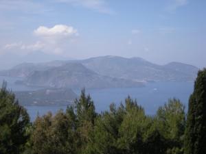 L'île de Lipari vue depuis le point de vue du Capo Grilo L'île de Lipari vue depuis le point de vue du Capo GriloL'île de Lipari vue depuis le point de vue du Capo Grilo