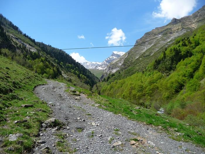la-gela-ribere-utn-piau-pyrenees L'emprise de la ligne de la télécabine (câble, pylônes, cabines de 10 places chacune) sera perceptible durant toute la montée sur le chemin de la Géla jusqu'à Ribère