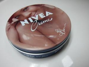 nivea-300x225 Rihanna pose nue pour les 100 ans de Nivea