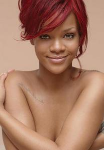 Rihanna pose nue pour les 100 ans de Nivea