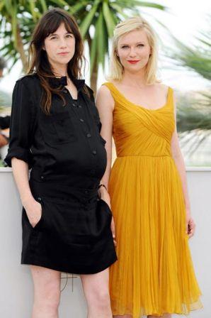 Kirsten_Dunst_marvels_mustard_dress_during_N2R68AQ448Pl.jpg, mai 2011 Kirsten_Dunst_marvels_mustard_dress_during_N2R68AQ448Pl.jpg