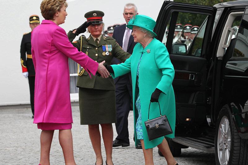 <b></div>Visite.</b> Elizabeth II a entamé mardi une visite historique en Irlande placée sous le signe de la réconciliation, la première d'un souverain britannique depuis l'indépendance de 1922. La souveraine, tout de vert vêtu, et son époux le prince Philip, ont rejoint la résidence de la présidente irlandaise Mary McAleese, dans l'ouest de Dublin. Ils ont ici été photographiés à leur arrivée sur le sol irlandais. 