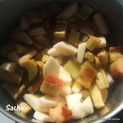Tarte à la compotée de rhubarbe et poires sur une pâte sablée au sésame doré