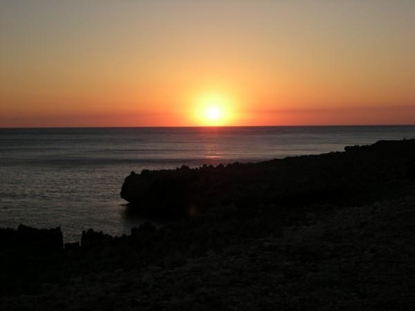 Je vais monter ma tente alors que le soleil se couche à San Vito lo Capo