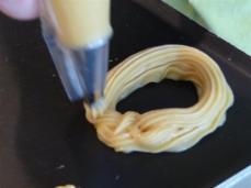 P1100668 (Medium) LA PATE A CHOUX … ou comment se muscler les bras !