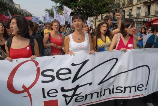 « anti G8″, « osez le féminisme », « french révolution » : les manifs du week-end en photos