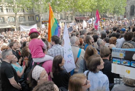 « anti G8″, « osez le féminisme », « french révolution » : les manifs du week-end en photos