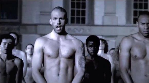Jay Khan: un chanteur engagé qui se met à nu pour l’égalité