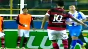 Ronaldinho petit pont suivi d’une passe à l’aveugle