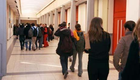 Essonne : un journal lycéen censuré http://static.mcetv.fr/img/2011/05/lyceens.jpg