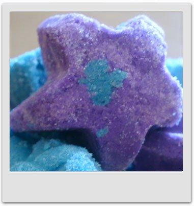 Panaché de petits pains moussants bleus et violets Panaché de petits pains moussants bleus et violets