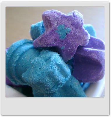 Panaché de petits pains moussants bleus et violets Panaché de petits pains moussants bleus et violets