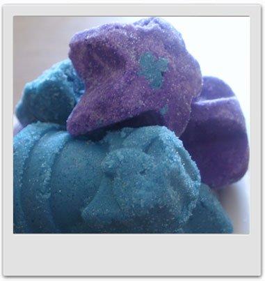 Panaché de petits pains moussants bleus et violets Panaché de petits pains moussants bleus et violets