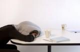how to take a cozy nap 03 160x105 Un coussin pour dormir au bureau