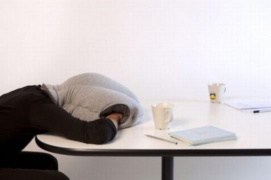 how to take a cozy nap 03 540x359 Un coussin pour dormir au bureau