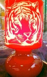 Lampe gravée tête de tigre tigre-1.JPG
