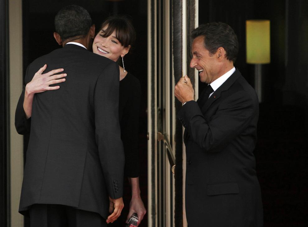 Obama embrasse Carla Bruni Sarkozy enceinte