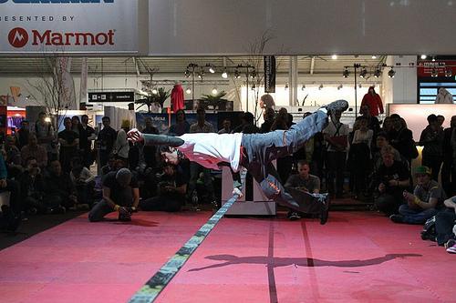 slackline-ispo2011 LE NOUVEAU SPORT EXTREME A LA MODE : LE SLACKLINE !