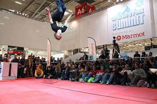 backflip-slackline-ispo2011-andy-lewis LE NOUVEAU SPORT EXTREME A LA MODE : LE SLACKLINE !