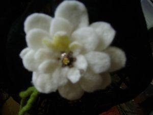 chapeauxs, fleurs et lianes feutrées DSC08949