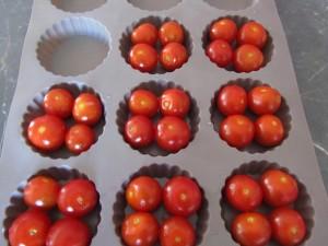 garnir les moules de tomates cerises