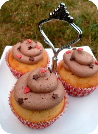 Cupcakes pour double anniversaire ! Cupcake choco fleur oranger 2