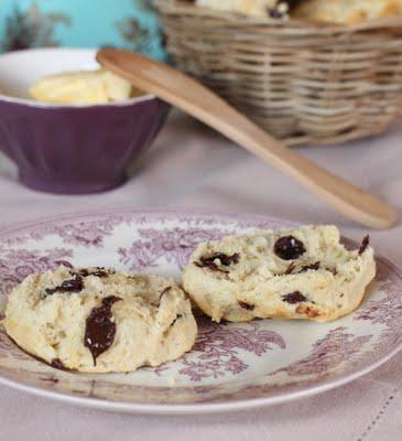 Scones au lait d'amande et pépites de chocolat et amandes concassées