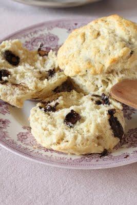 Scones au lait d'amande et pépites de chocolat et amandes concassées