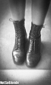 AVA vide son sac (entretien filmé) boots (1 sur 1)