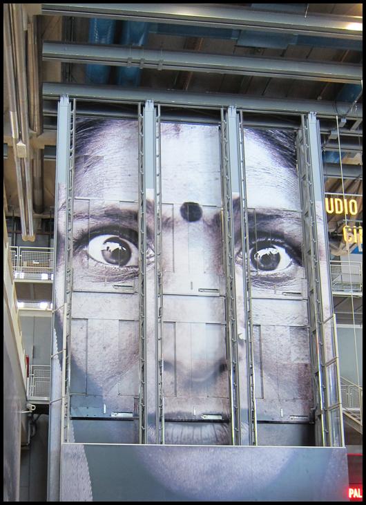portrait-JR-centre-pompidou portrait JR centre pompidou JR, Le street art en libre service au Centre Pompidou.