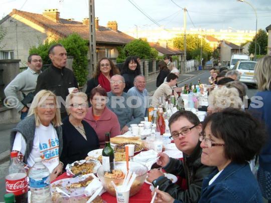 Fête des Voisins Noisy-le-Sec 27 mai 2011, rue de la Renaissance française|© J. Nicolau / JENB Productions « Fête des Voisins » : Une fête du coeur. Au coeur de la fête