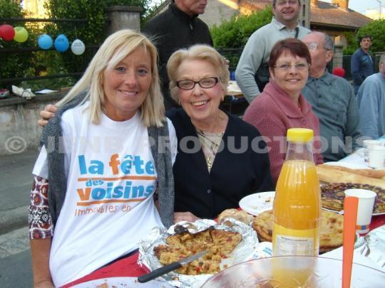 Fête des Voisins Noisy-le-Sec 27 mai 2011, rue de la Renaissance Française|© A. Nicolau / JENB Productions « Fête des Voisins » : Une fête du coeur. Au coeur de la fête