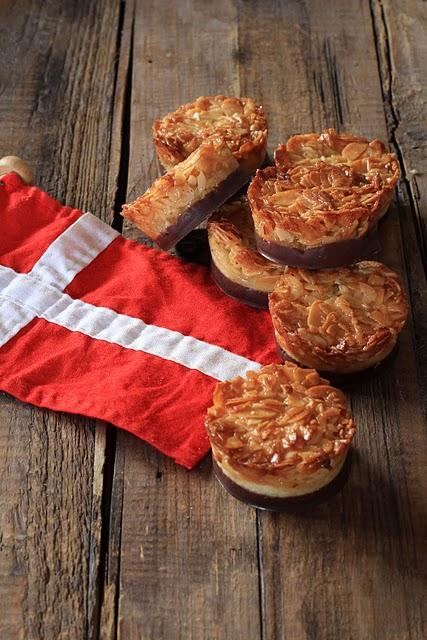 Tartelettes danoises aux amandes effilées et chocolat en l'honneur de la fête nationale danoise