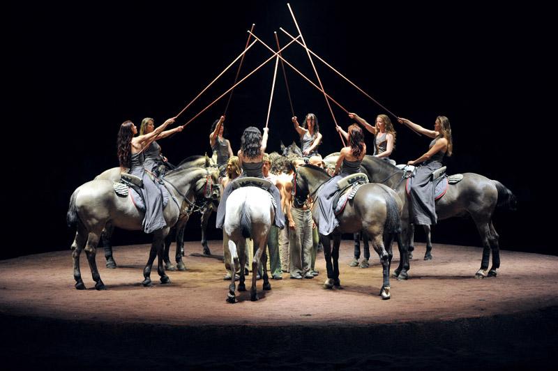 <b></div>Cirque Cheval.</b> S’il y a bien un homme qui sait comment murmurer à l’oreille des chevaux, c’est bien lui. Bartabas, le célèbre cavalier et dresseur, qui « voit parfois dans le regard d’un cheval une beauté inhumaine ; celle d’un monde d’avant le passage des hommes. » Ces acteurs, et danseurs, sont en pleine représentation du dernier spectacle signé Bartabas : « We were Horses » (Nous avons été des chevaux). Après l’Angleterre, la troupe équestre s’attaque à la France, où elle est en tournée jusqu’au 10 juin. 