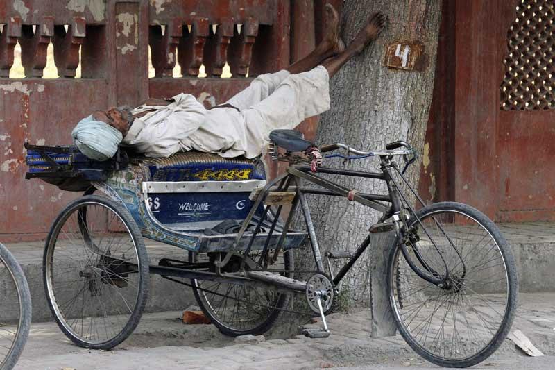 <b></div>Trop chaud pour pédaler.</b> Avec une température atteignant 46 °C à l’ombre, la ville d’Amritsar, dans la province indienne du Pendjab (nord-ouest), est littéralement écrasée de chaleur. À l’image de ce conducteur de rickshaw, l’un des principaux véhicules de transport collectif du sous-continent indien, surpris en pleine sieste par le photographe. Un calme trompeur dans une ville, haut lieu du sikhisme, où les tensions religieuses ont laissé des marques douloureuses. En juin 1984, une opération militaire du gouvernement indien contre l’occupation du Temple d’or, le principal sanctuaire sikh, par des groupes de « religieux extrémistes » avait fait plusieurs centaines de victimes. 