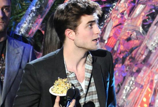 Robert Pattinson reçoit le prix du meilleur acteur