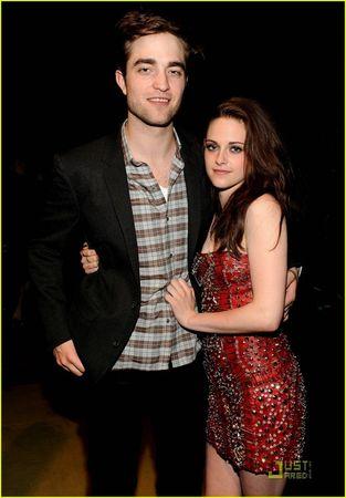 Quelques invités des MTV Movie Awards 2011 robert_pattinson_kristen_stewart_holding_hands_mtv_movie_awards