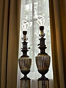 ampules-plumen-sur-chandelier.jpg