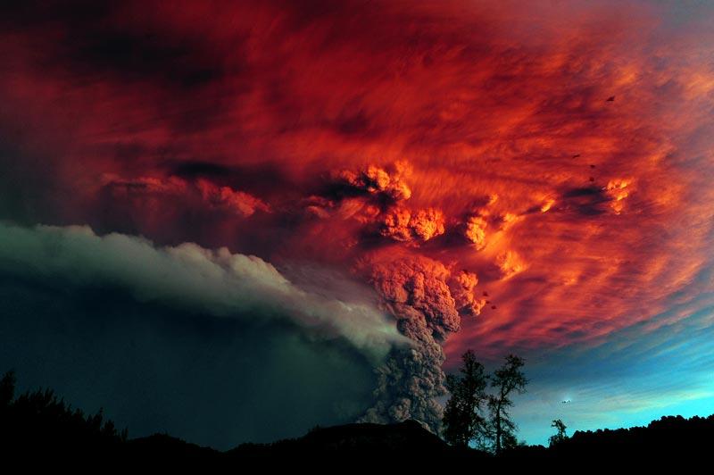 <b></div>Éruption</b>. Endormi depuis un demi-siècle, le volcan Puyehue est sorti de son sommeil, samedi 4 juin. Situé dans le sud du Chili, il est entré en éruption, entraînant l'évacuation de 3500 personnes et dégageant un nuage de cendres géant qui a atteint l'Argentine voisine. L'éruption du Puyehue, dans le complexe volcanique du Cordon Caulle, à 870 kilomètres au sud de Santiago, a provoqué «une explosion qui a produit une colonne de gaz haute de dix kilomètres de hauteur». 