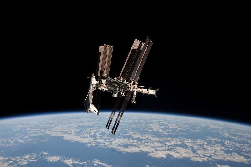 Endeavour et ISS au-dessus de la Terre